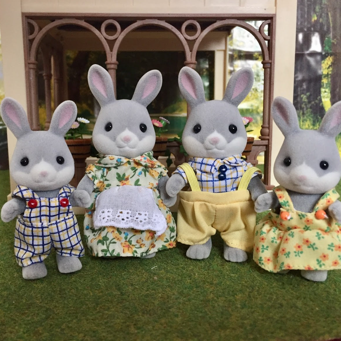 Sylvanian Families  COTTONTAIL RABBIT FAMILY