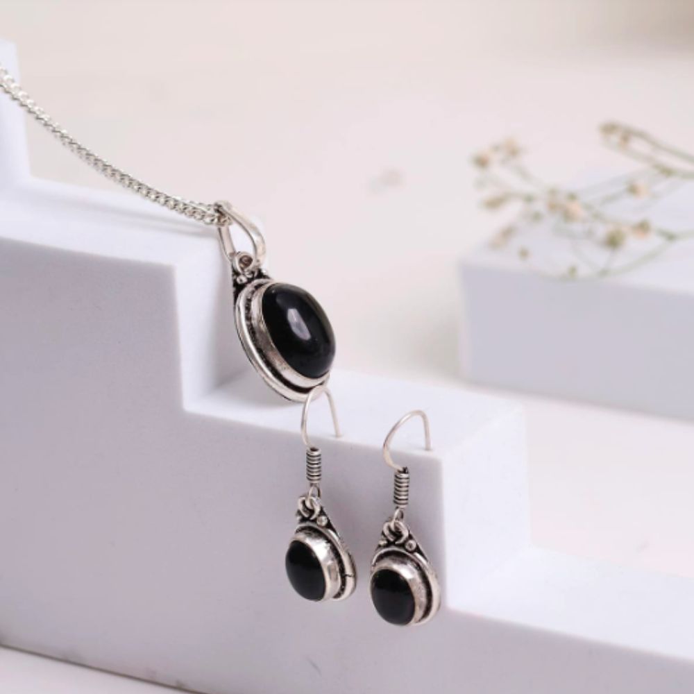 Black Onyx Pendant and Earrings Jewellery Set